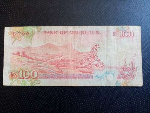 Mauritian 100 Rupee 1985 Banknote in Fine to Very fine condition (A tad grubby!)
